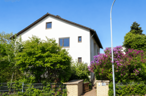 Zweifamilienhaus mit großem Garten