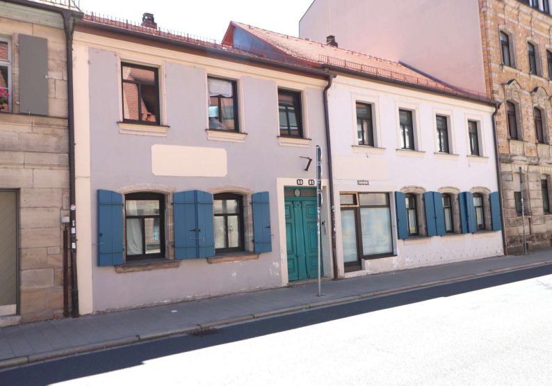 Ansicht Straße mit Vordergebäuden