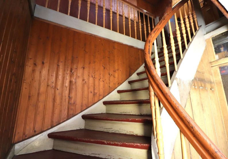 Treppe zum Obergeschoss