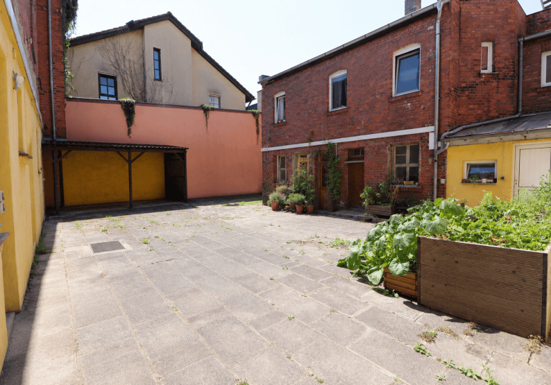 Ansicht Innenhof mit 2 Nebengebäuden - teilsl mit KI bearb.
