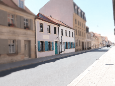 Ansicht Straße mit 2 Vordergebäuden