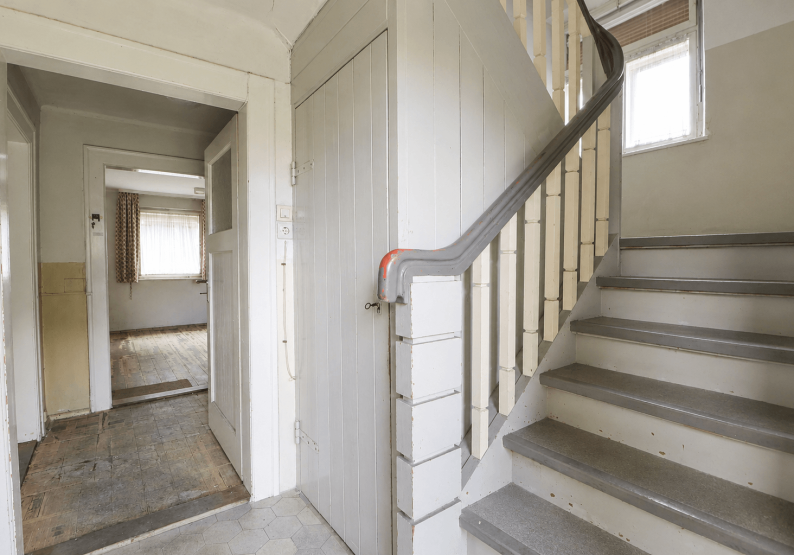 Flur mit Treppe (Lichtverhältnisse KI-optimiert)