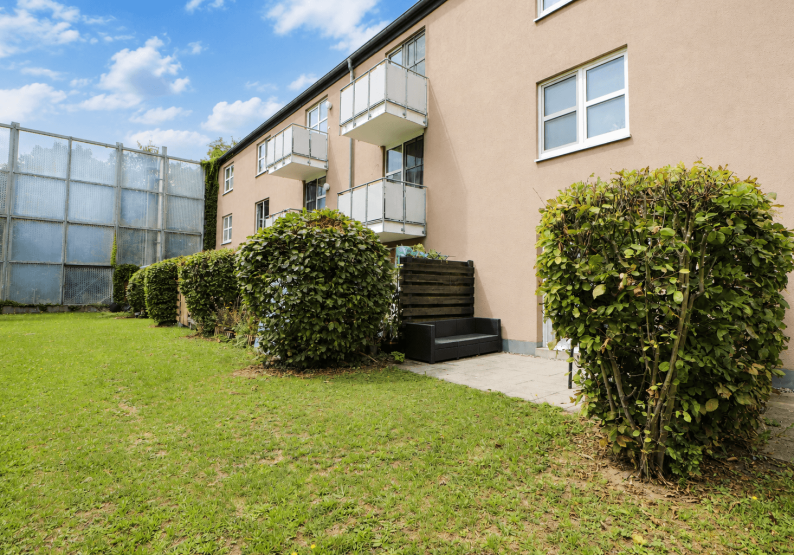 Außenansicht mit Garten (KI-optimiert)
