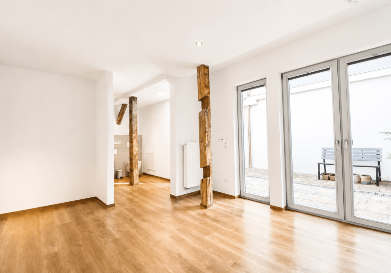 Schlafzimmer mit Blick in Richtung Bad (KI-optimiert)